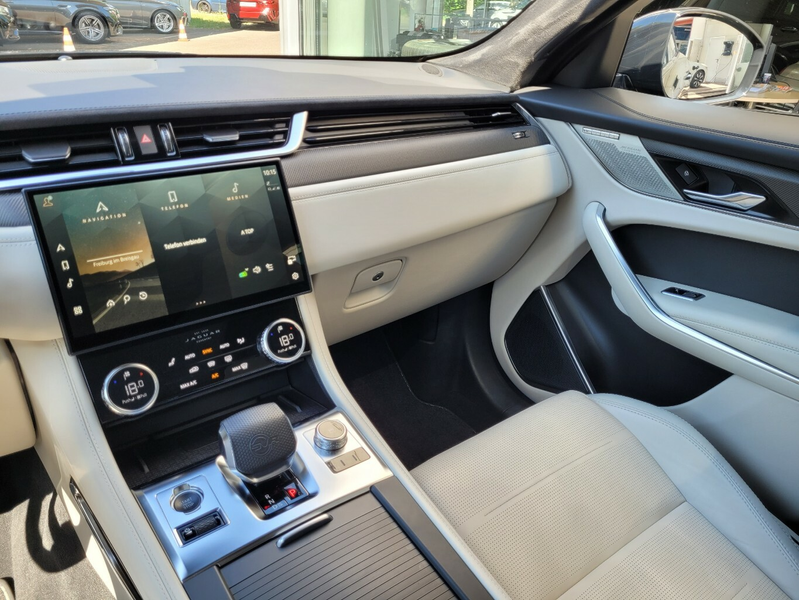 Jaguar F-Pace P550 AWD SVR*HUD*PANO*22"-Zoll* — photo 8