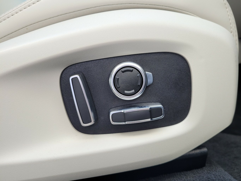 Jaguar F-Pace P550 AWD SVR*HUD*PANO*22"-Zoll* — photo 11