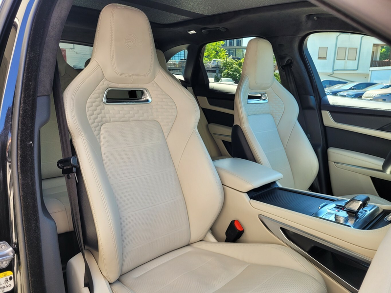 Jaguar F-Pace P550 AWD SVR*HUD*PANO*22"-Zoll* — photo 9