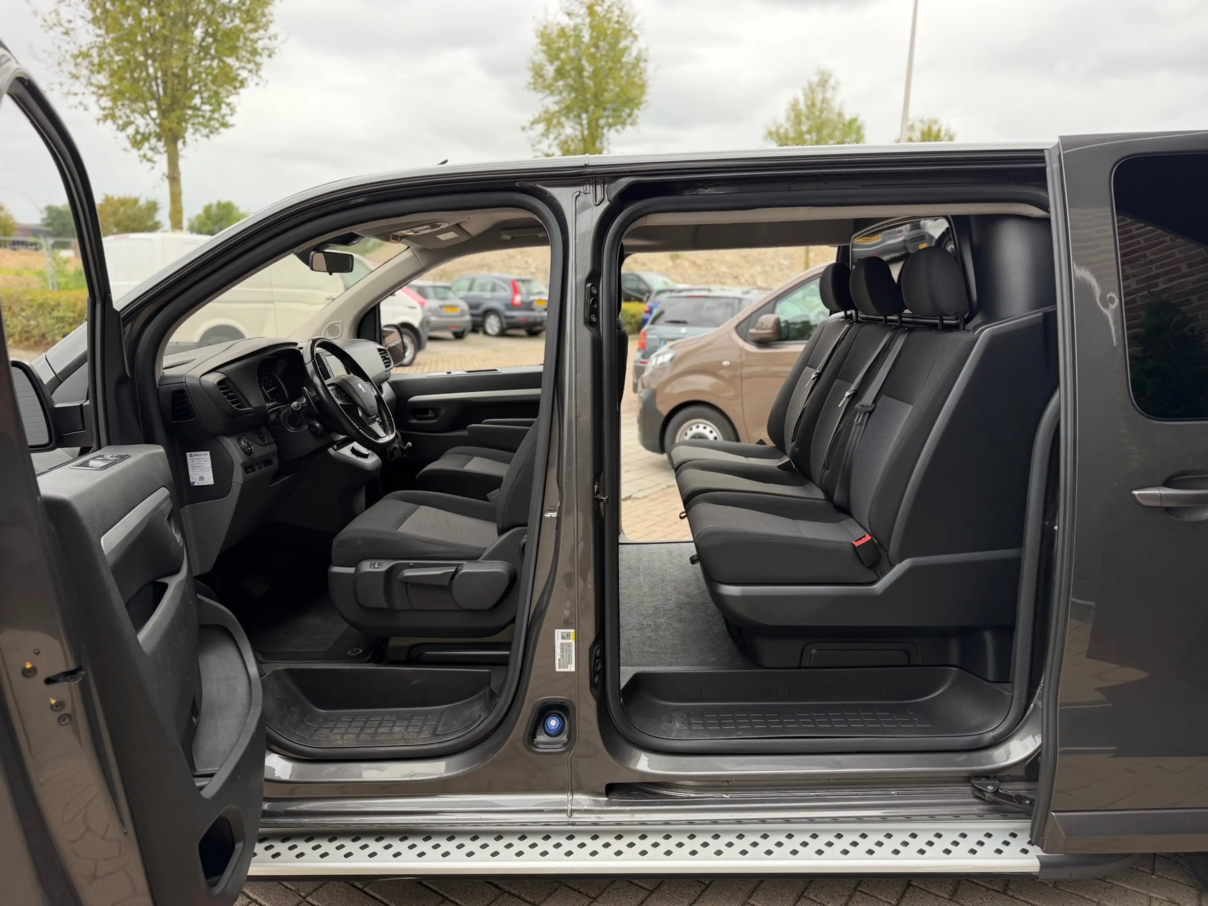 Peugeot Expert 2.0 BlueHDI Automaat 177PK 180 Extra Long Asphalt — photo 4