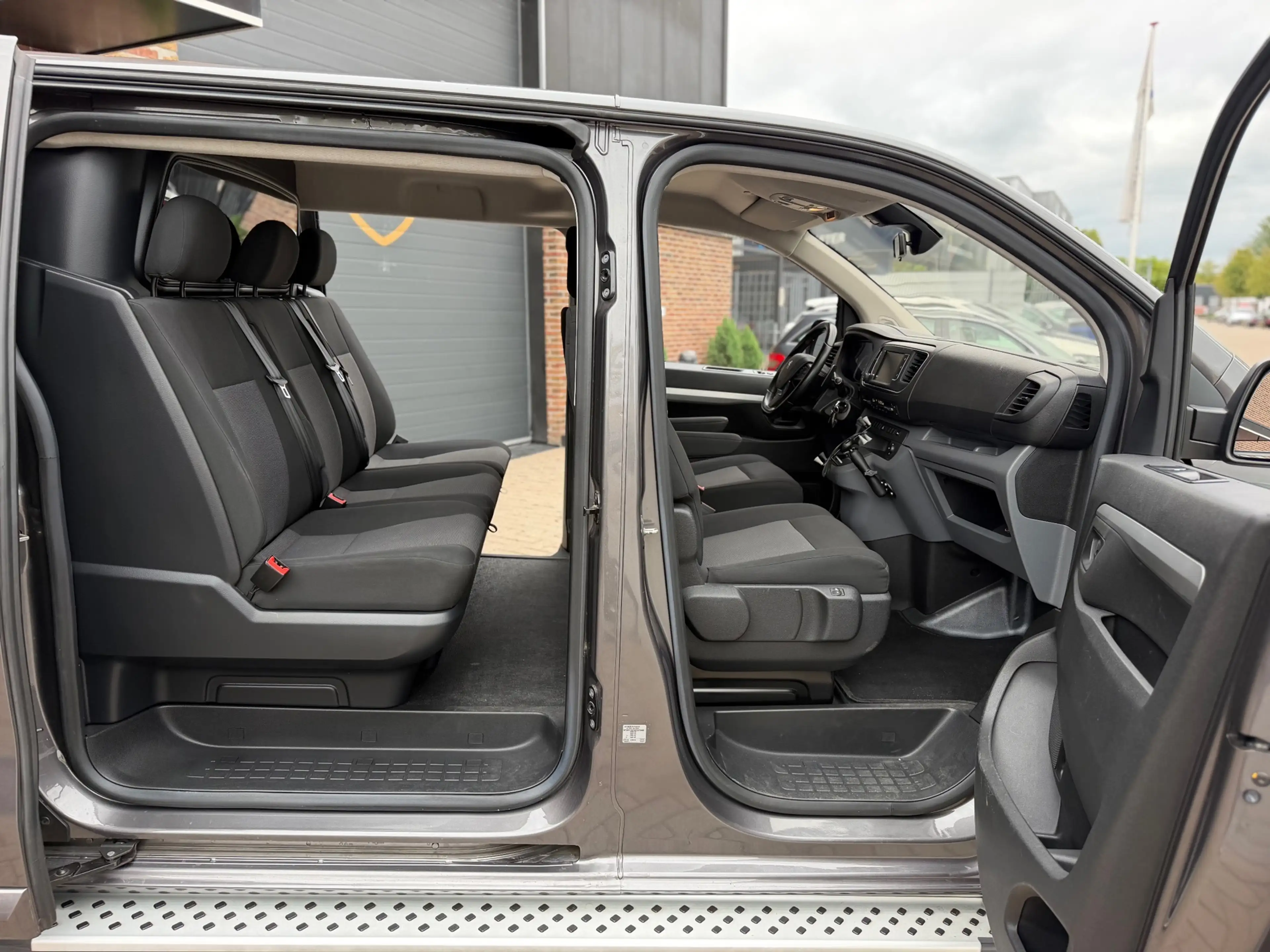 Peugeot Expert 2.0 BlueHDI Automaat 177PK 180 Extra Long Asphalt — photo 3