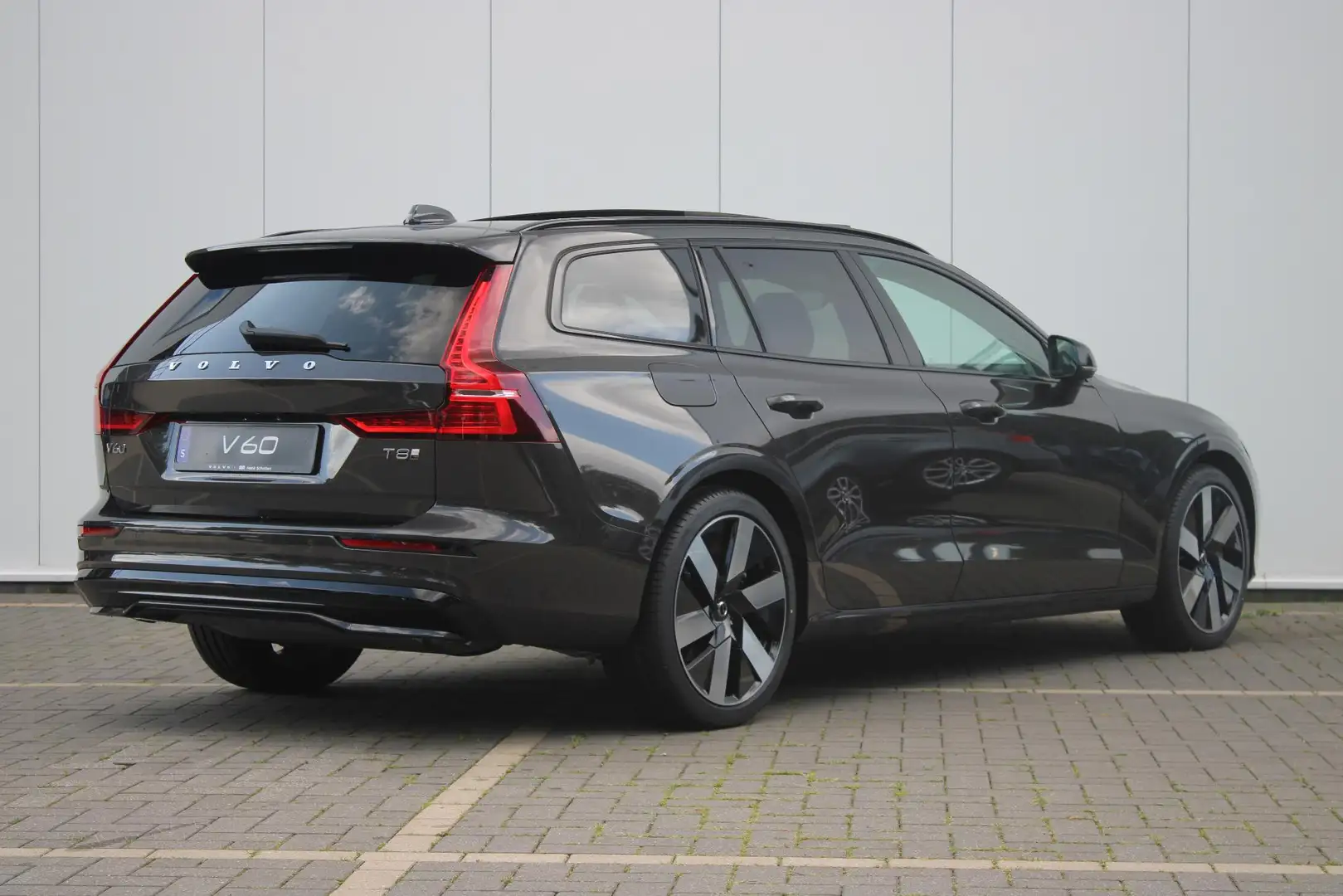 Volvo V60 T8 Plug-in hybrid AWD Ultra Dark | Panoramadak met Grijs - 2