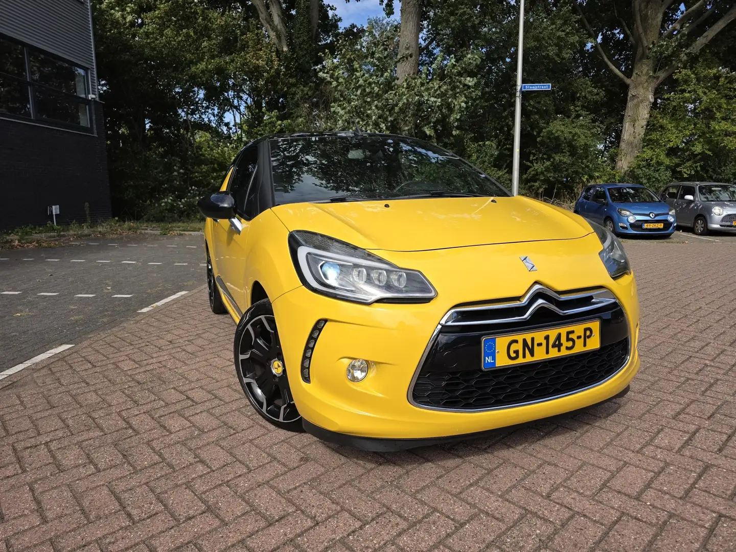 DS Automobiles DS 3 Cabrio 1.2 PureTech So Chic AUTOMAAT Clima Cabrio Sárga - 2