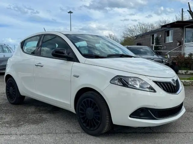 Lancia Ypsilon view 3