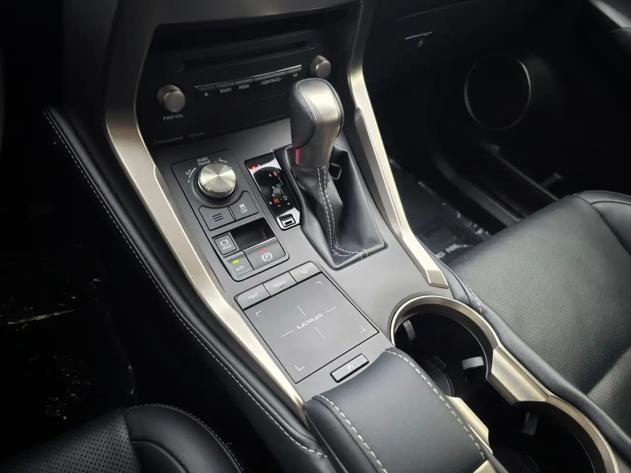 Lexus NX снимка Lexus NX