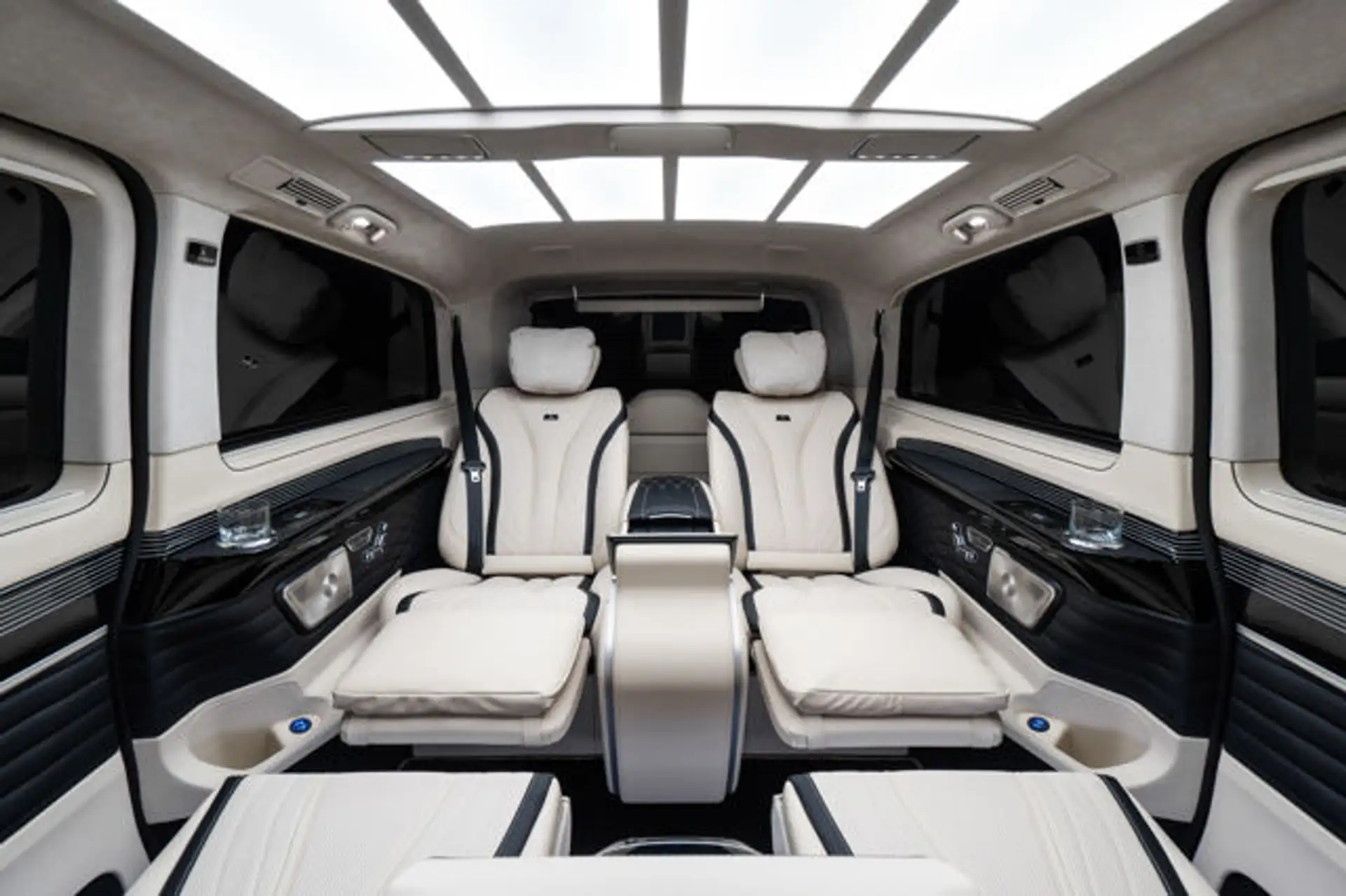 벤츠 V300 KLASSEN VIP Business Van 2025 2026 검정 사진 8