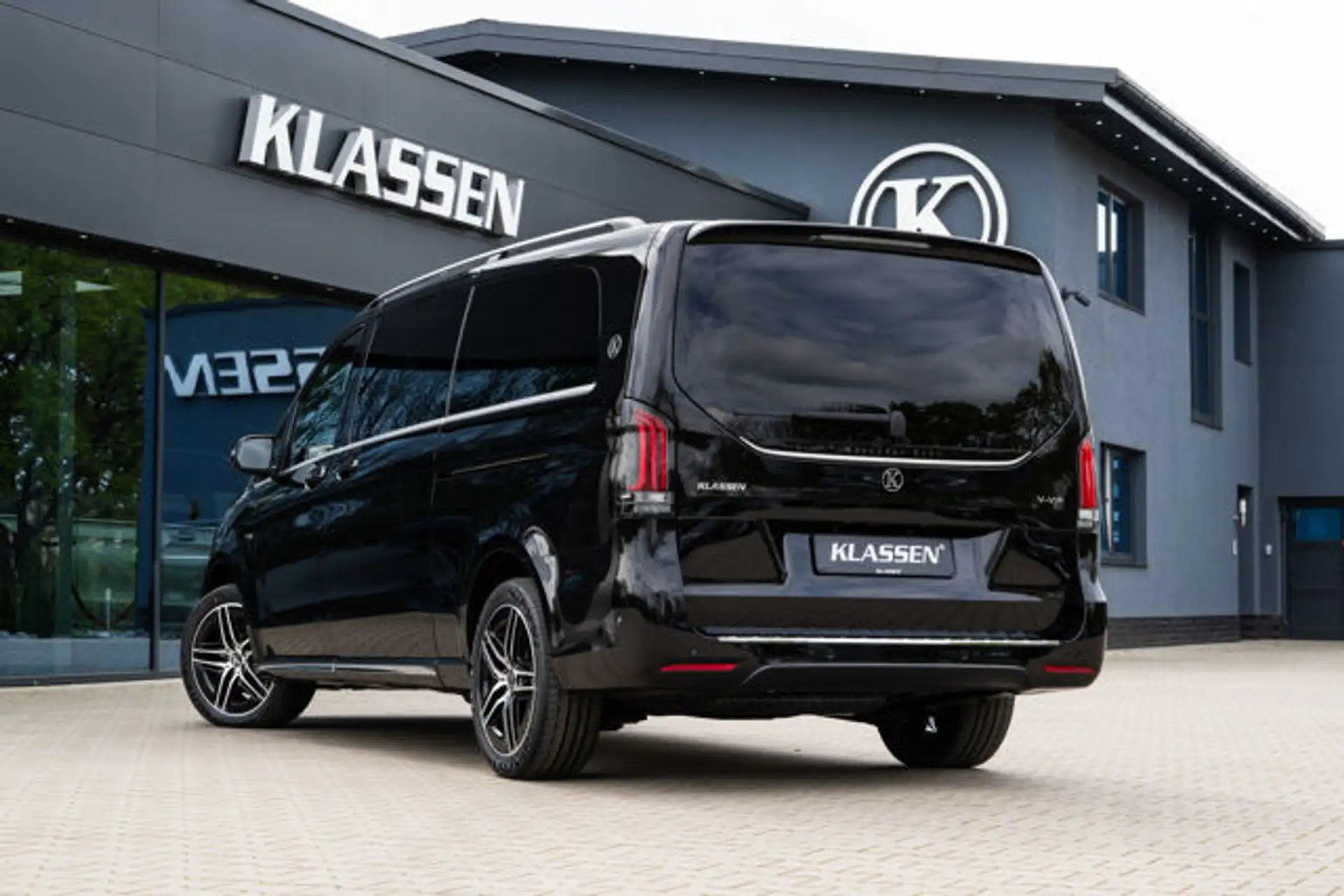 벤츠 V300 KLASSEN VIP Business Van 2025 2026 검정 사진 3