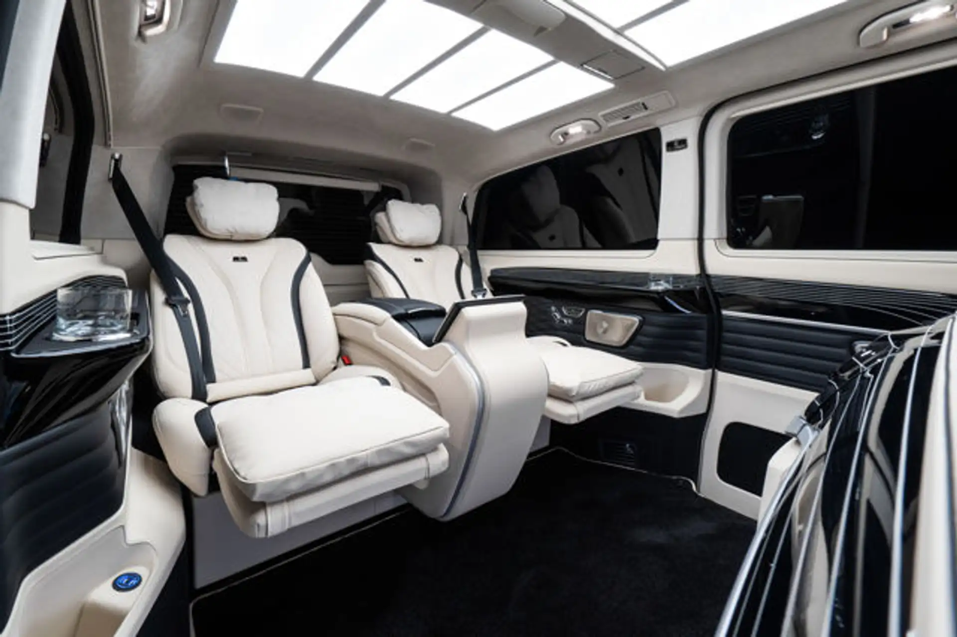 벤츠 V300 KLASSEN VIP Business Van 2025 2026 검정 사진 6
