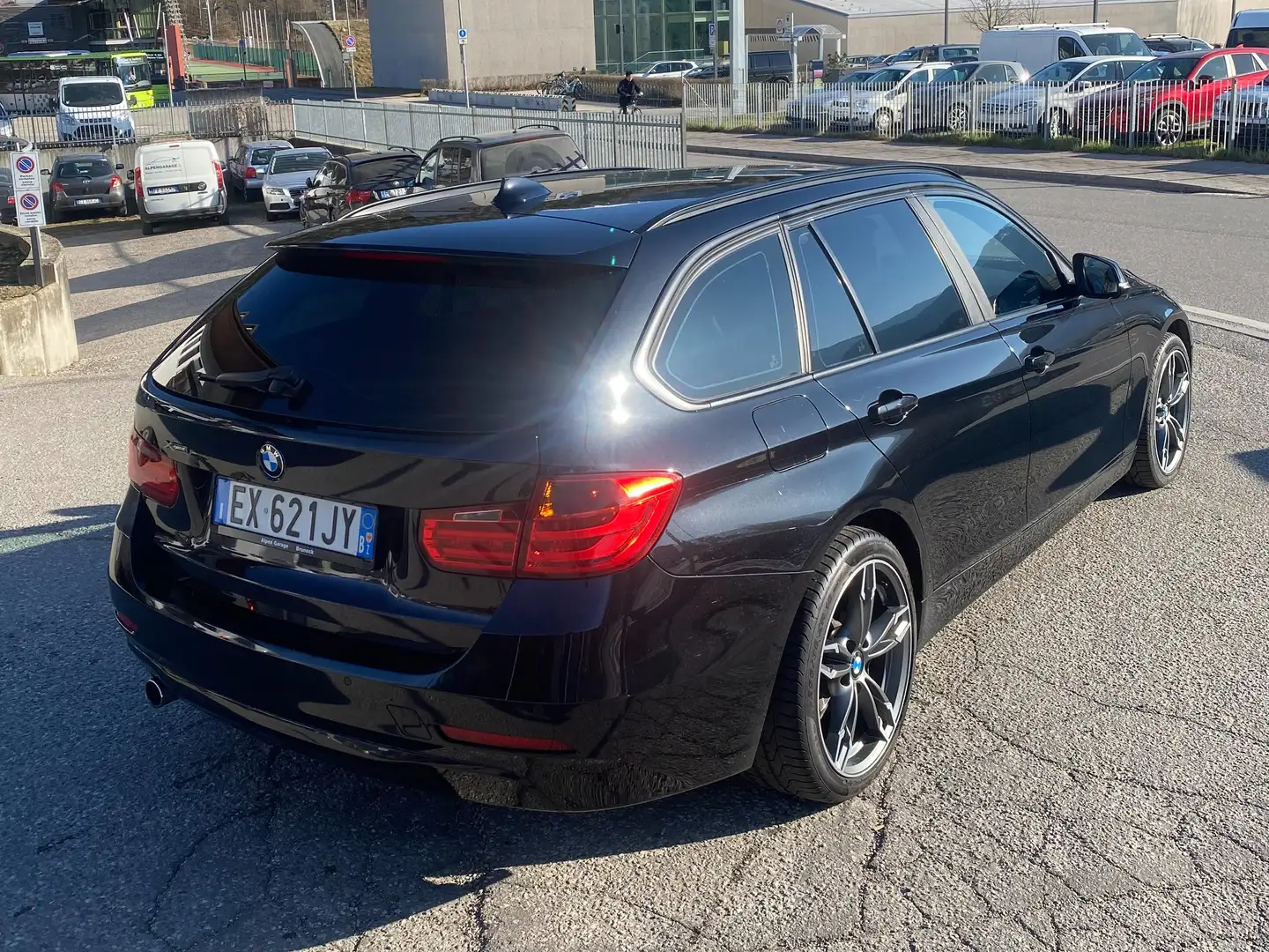 BMW 320 320d Touring xdrive Business auto Schwarz - 2