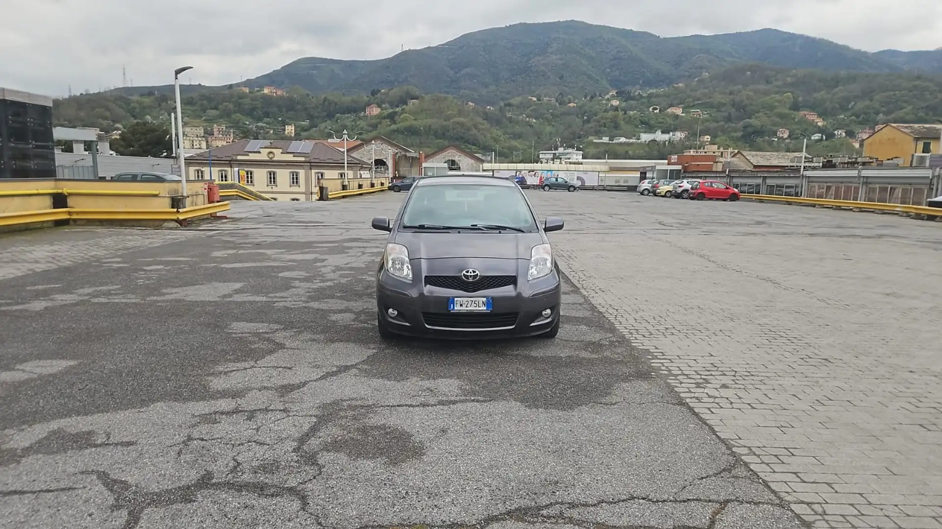 Toyota Yaris Yaris II 2011 5p 1.3 (dual) Sol c/vsc+trc - 2