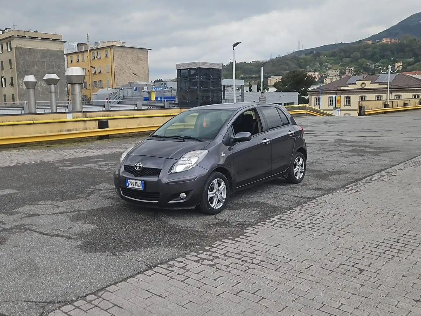 Toyota Yaris Yaris II 2011 5p 1.3 (dual) Sol c/vsc+trc - 1