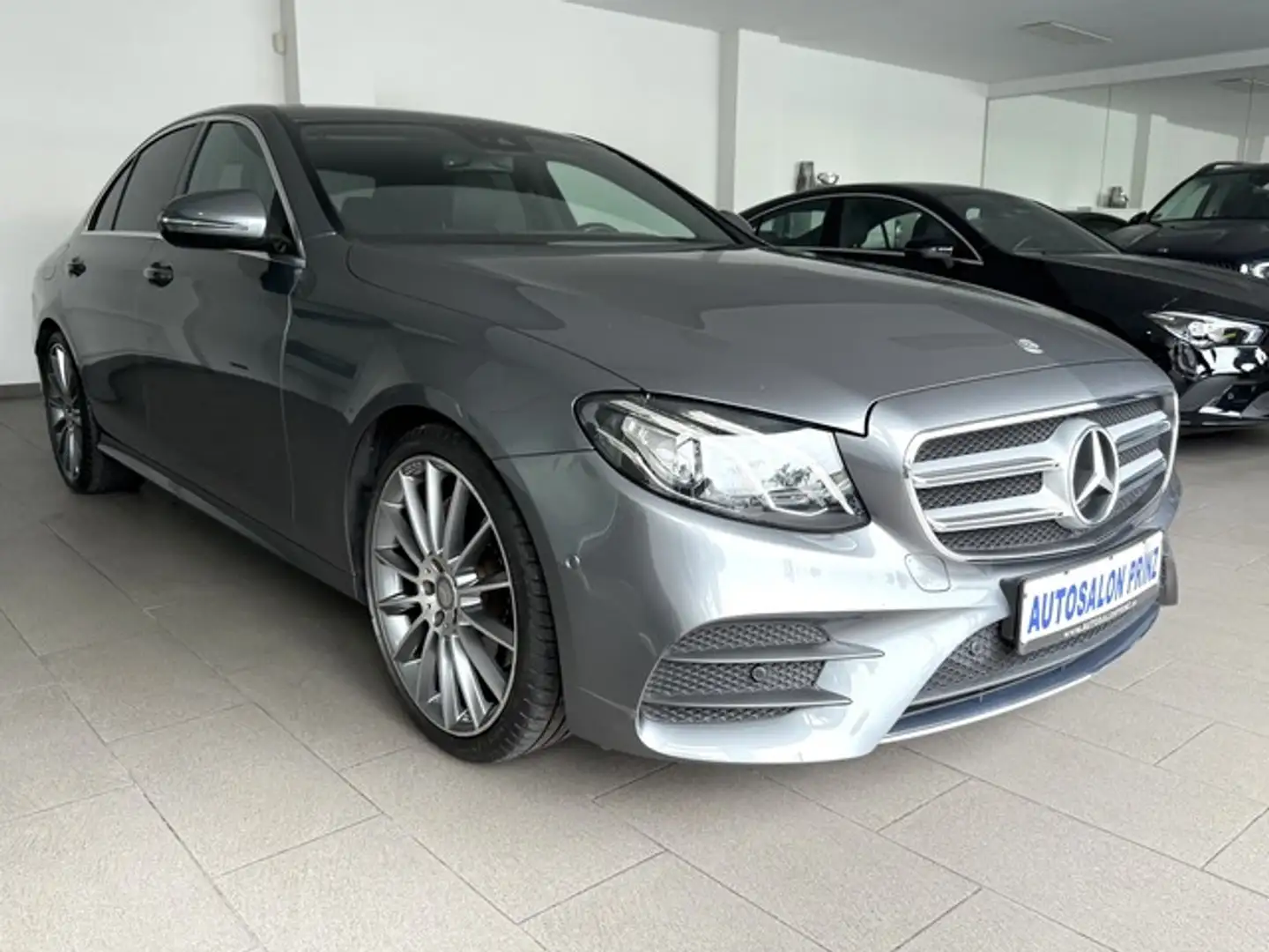 Mercedes-Benz E 200 AUTOM KLIMA NAVI ALCANTAR KAMERA AMG-PAKET Grau - 1