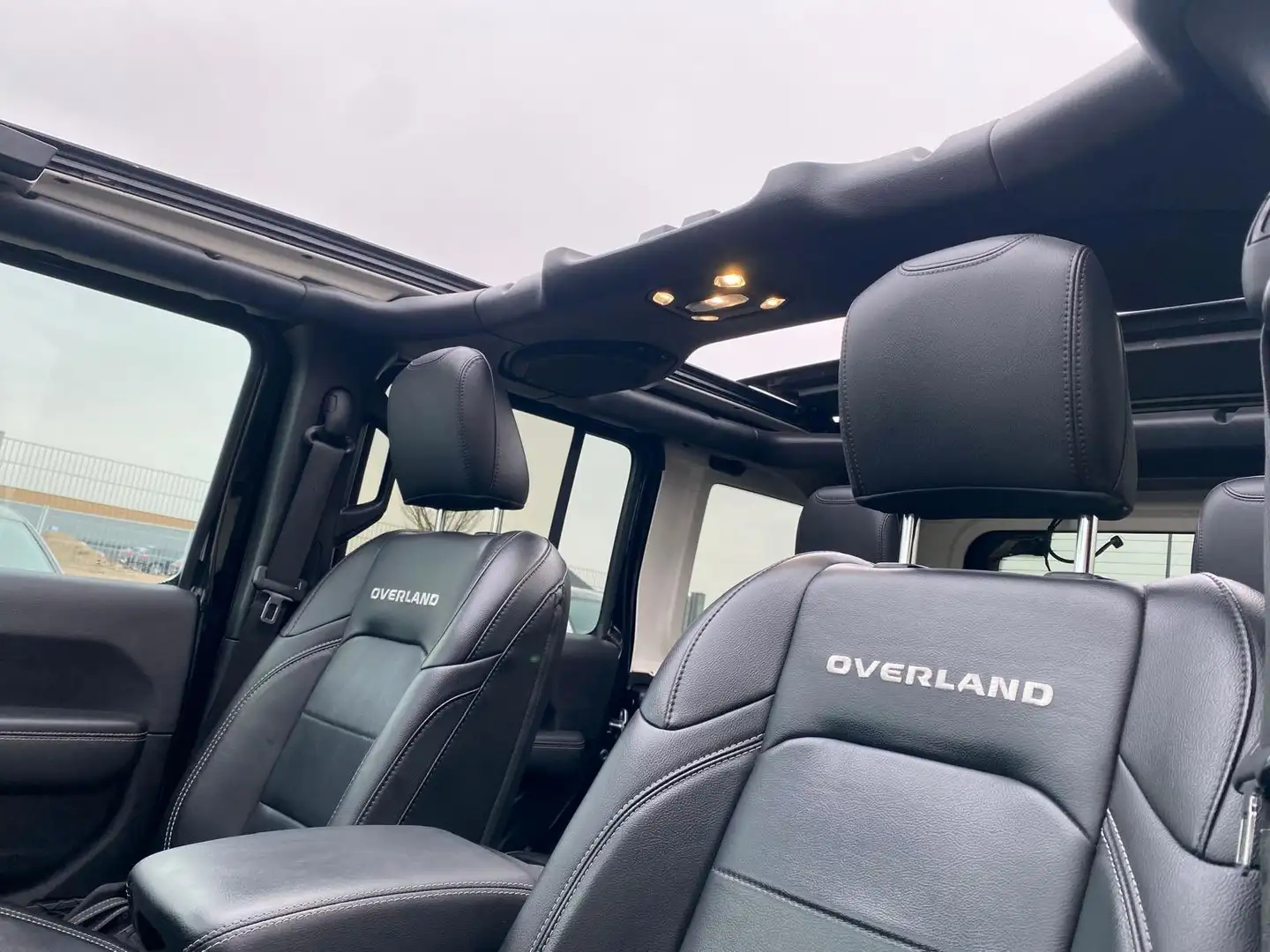 Jeep Wrangler Unlimited Sahara|Overland|Open Sky Schwarz - 2