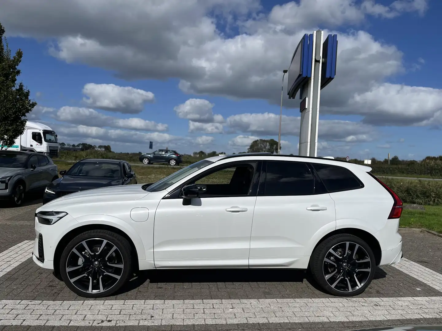 Volvo XC60 T8 Plug-in hybrid AWD Ultimate Dark | Panoramadak Weiß - 2