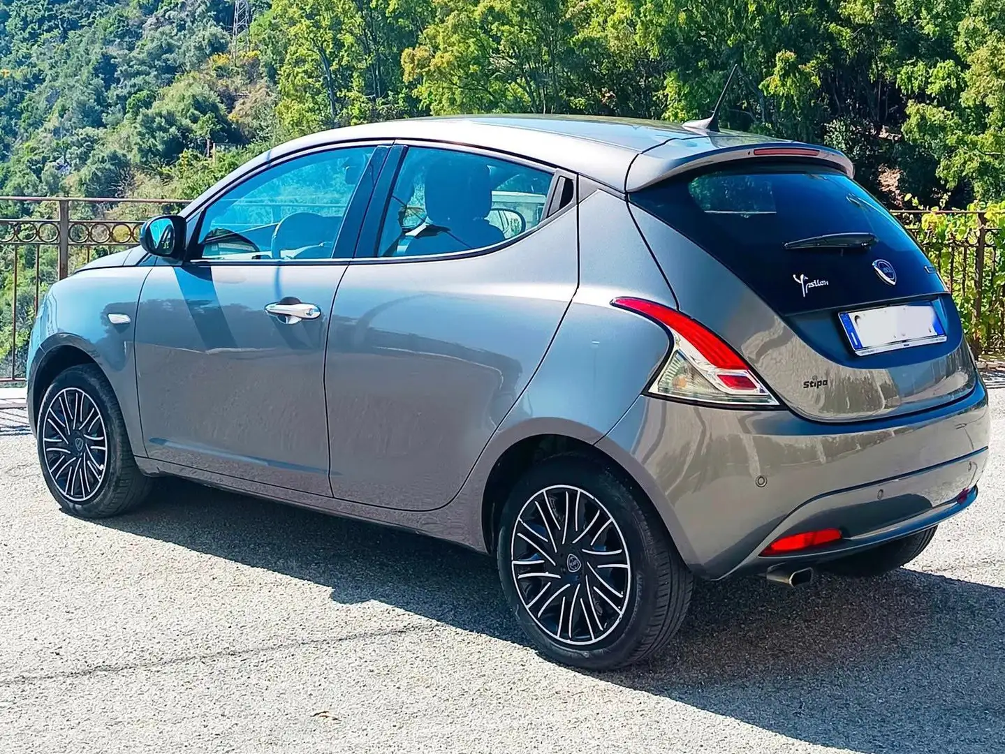 Lancia Ypsilon Ypsilon 1.0 firefly hybrid Gold s Grijs - 2