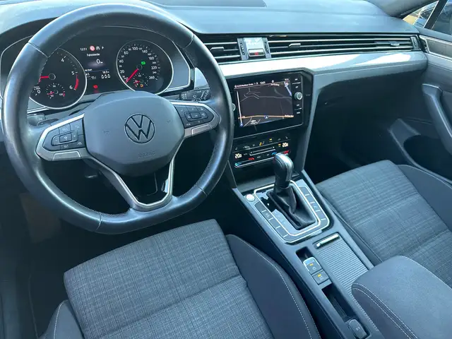 Volkswagen Passat view 11