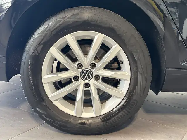 Volkswagen Passat view 3