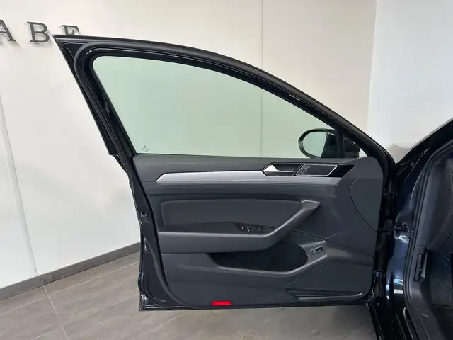 Volkswagen Passat view 7