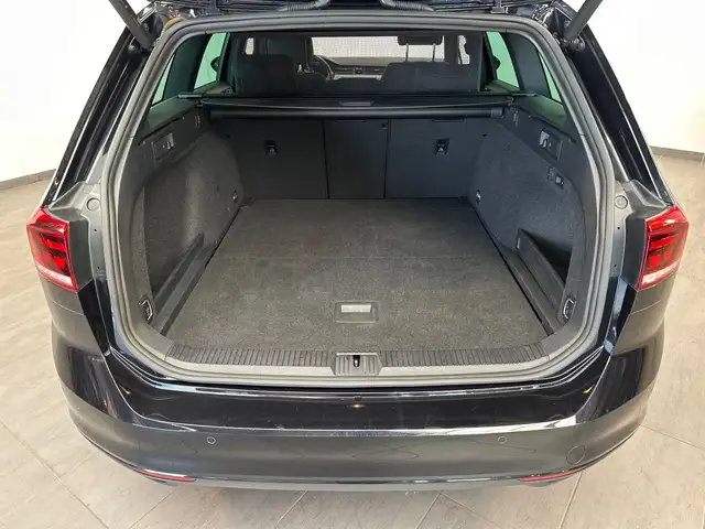 Volkswagen Passat view 8