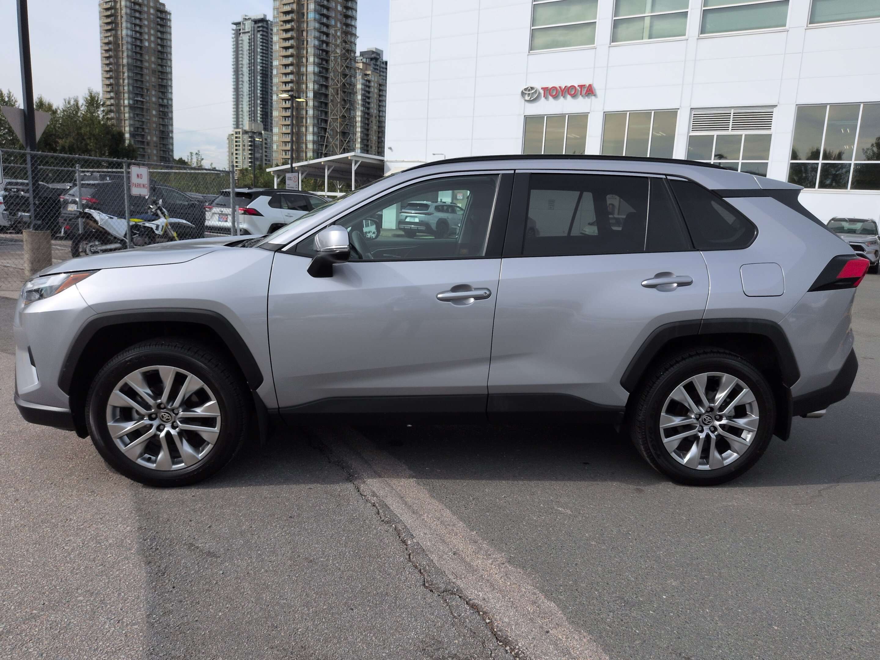 2025 Toyota RAV4 XLE Premium - Local, No Accidents, Certified! — снимка 1