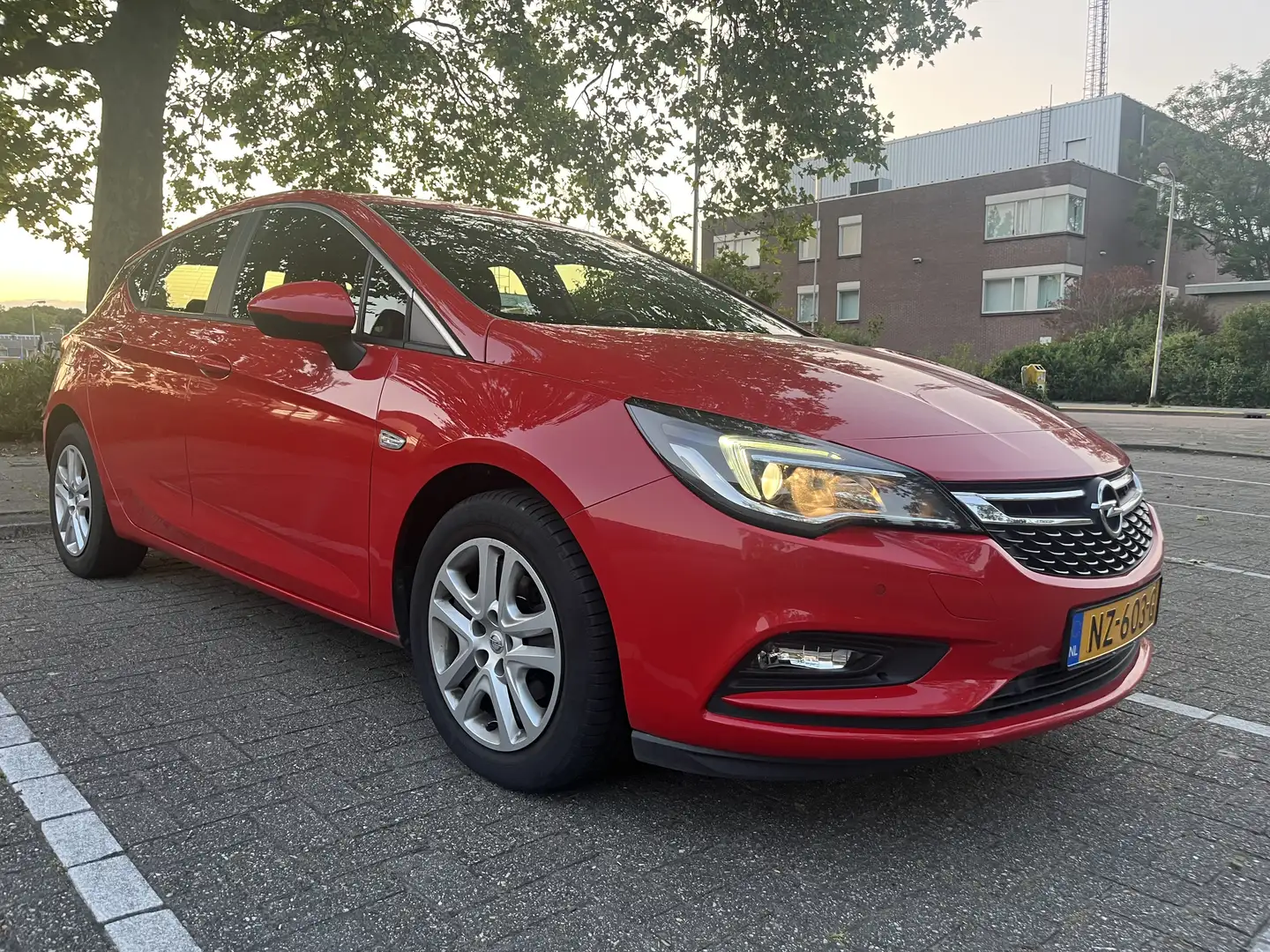 Opel Astra 1.0 Online Edition Recent onderhoud +nieuwe  APK Rood - 2