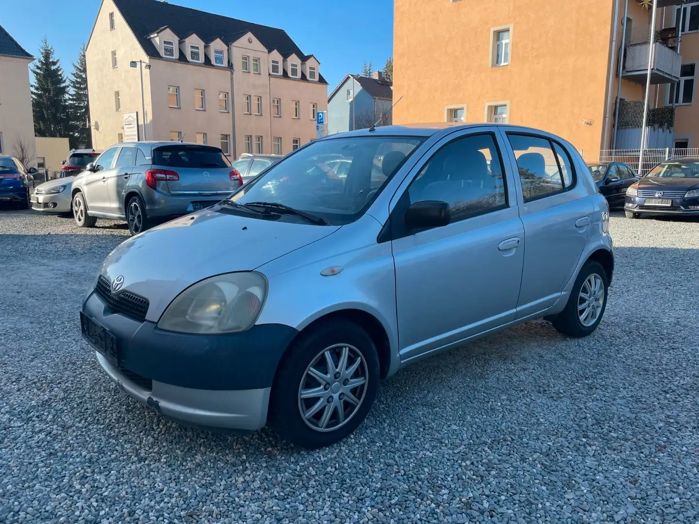Toyota Yaris 1.0 linea luna Grau - 1
