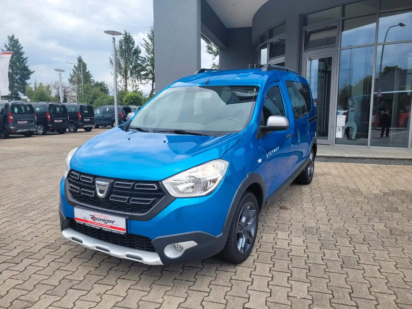 Dacia Dokker Stepway Celebration Turbo*1.Hand,AHK,Navi Blau - 1