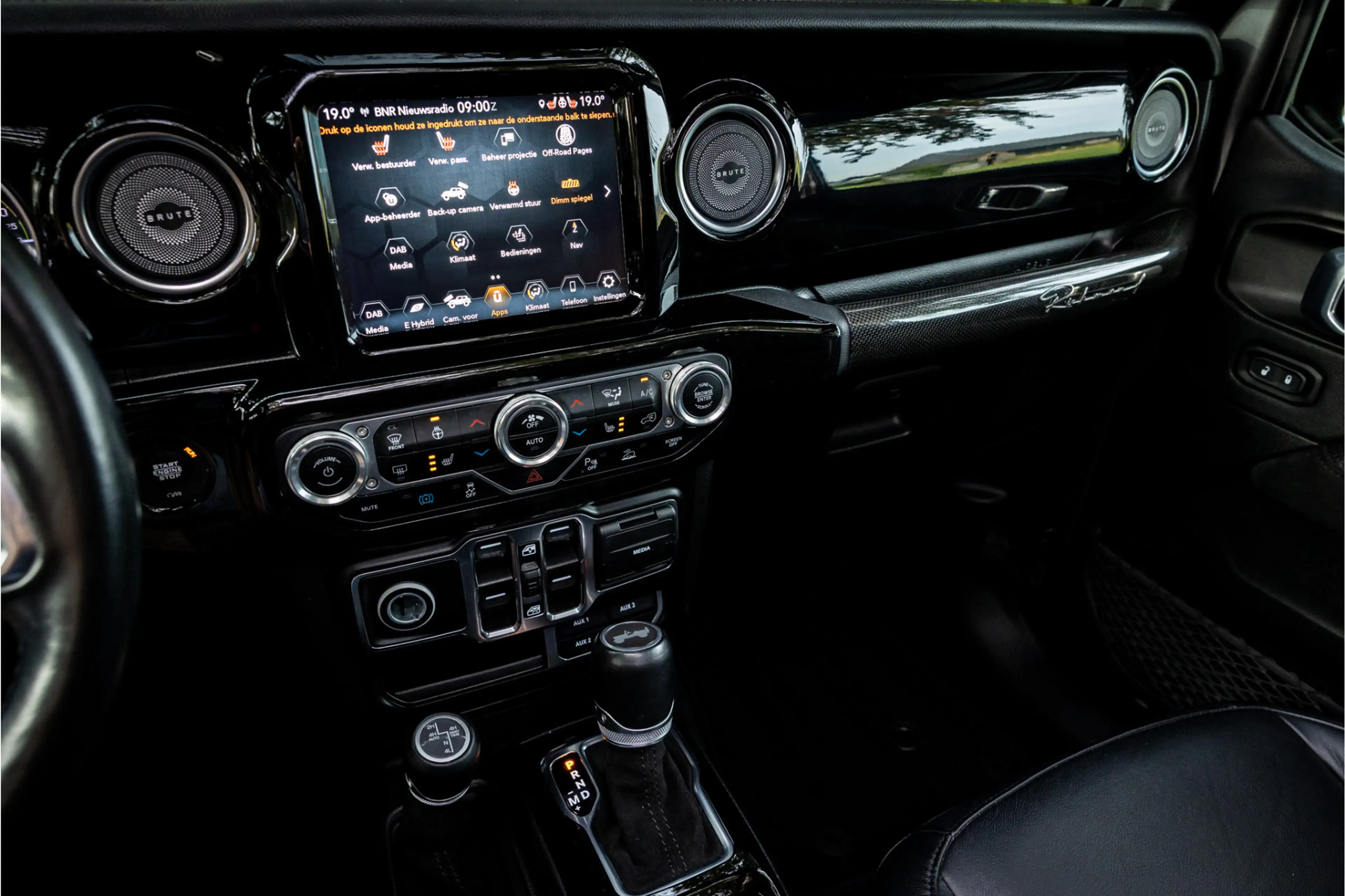 Jeep Wrangler Unlimited 4xe 380 Brute Richmond Softtop Skyroof — photo 10