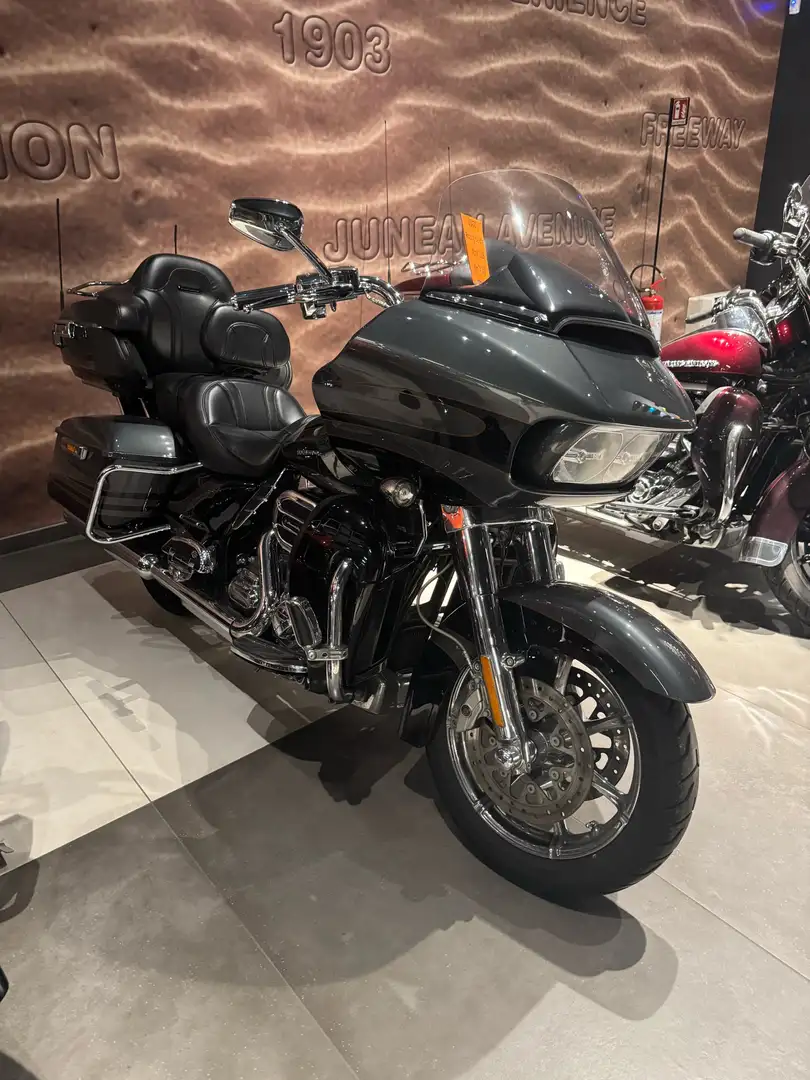 Harley-Davidson CVO Limited Road Glide Limited - 1