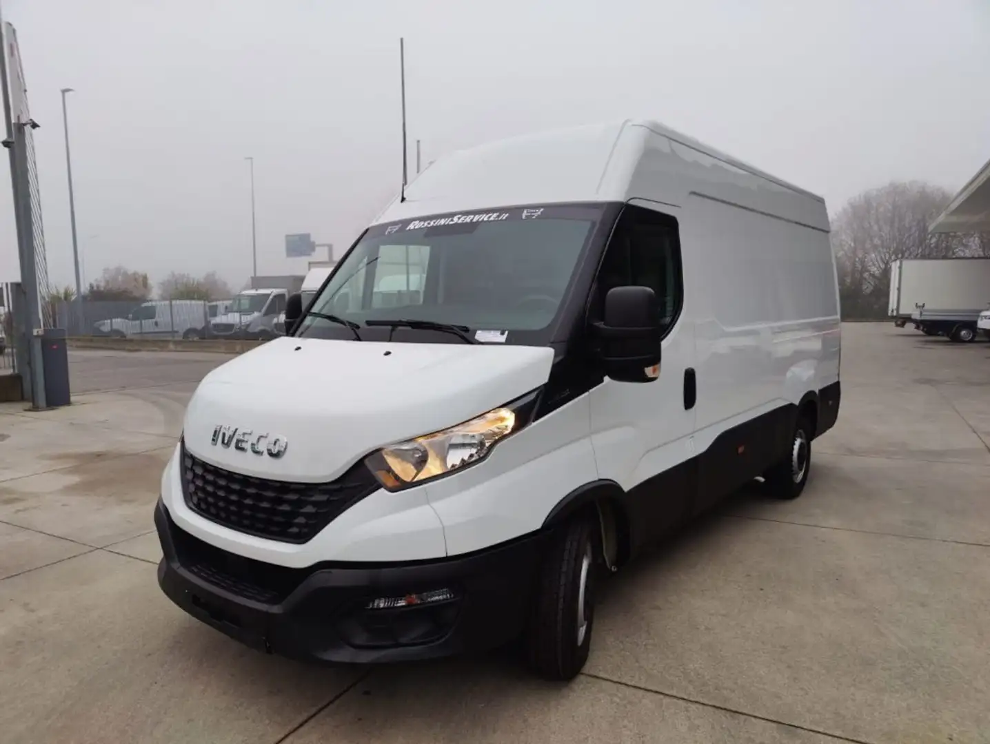 Iveco Daily DAILY 35S14 LH2 FURGONE STANDARD EURO6 PASSO MEDIO Bianco - 2