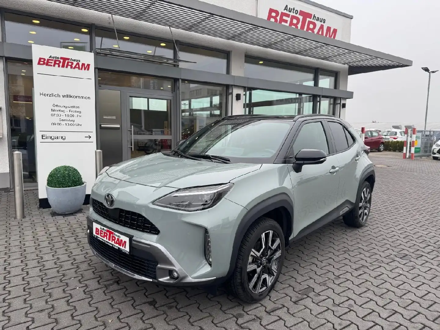 Toyota Yaris Cross Hybrid AWD-i Premiere Edition Schwarz - 1