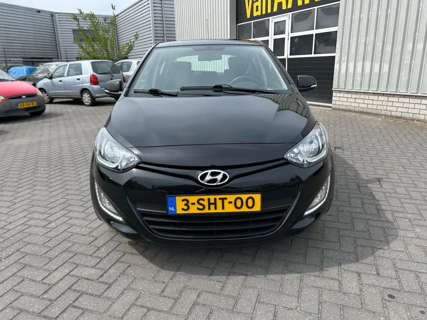 Hyundai i20 1.2i i-Deal | AIRCO | NAP | SCHERM | TREKHAAK | Noir - 2