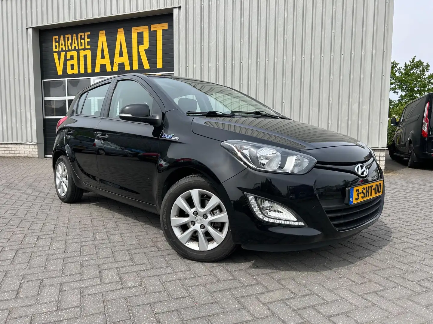 Hyundai i20 1.2i i-Deal | AIRCO | NAP | SCHERM | TREKHAAK | Noir - 1