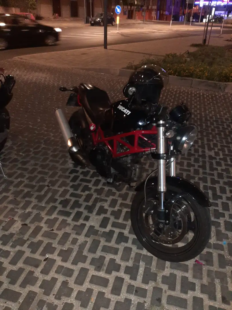 Ducati Monster 695 - 1