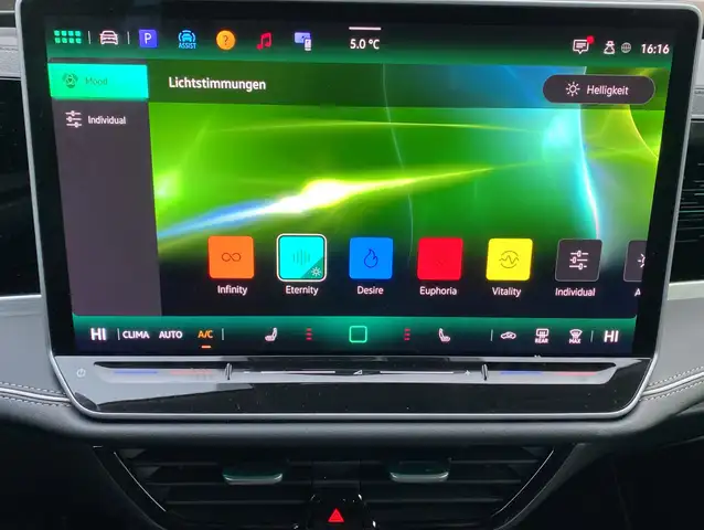 Volkswagen Passat view 10