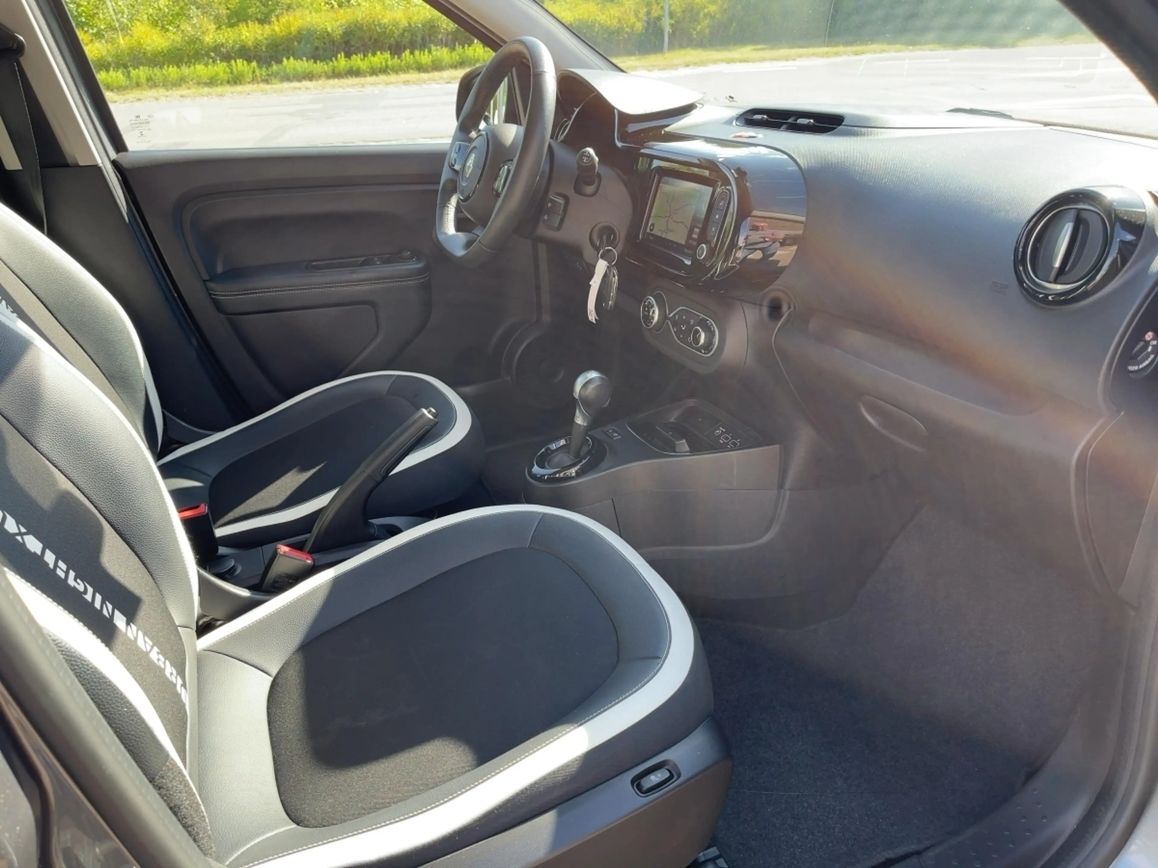 Renault Twingo Electric Urban Night — photo 11