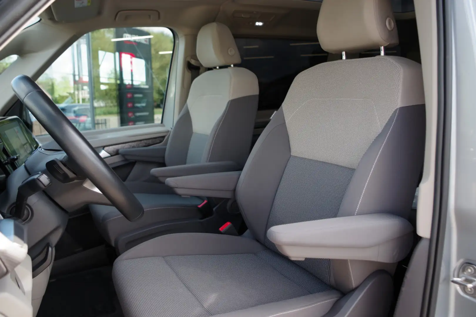 Volkswagen T7 Multivan 1.4 eHybrid 7P L1H1 Energetic 218 PK PHEV, Trekhaa Grijs - 2