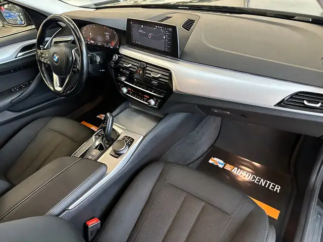 BMW 5 Series view 10