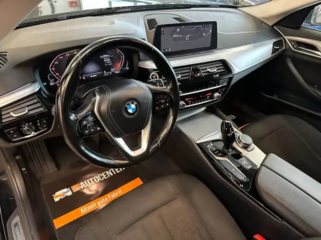BMW 5 Series view 9