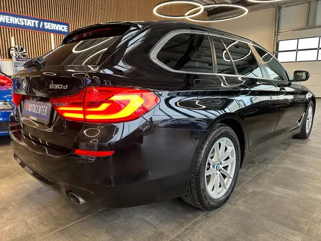 BMW 5 Series view 4