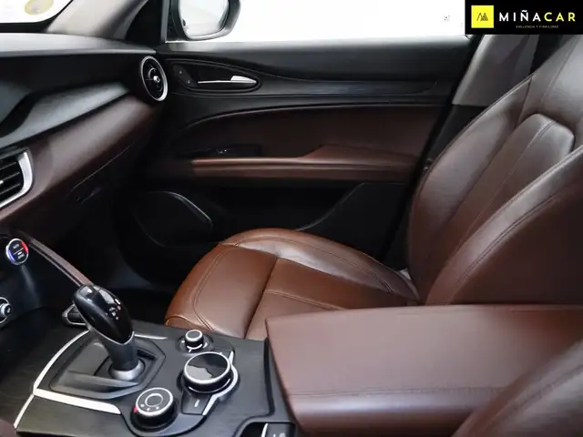 Alfa Romeo Stelvio view 23