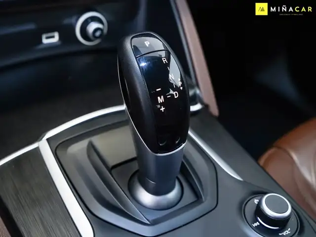 Alfa Romeo Stelvio view 13