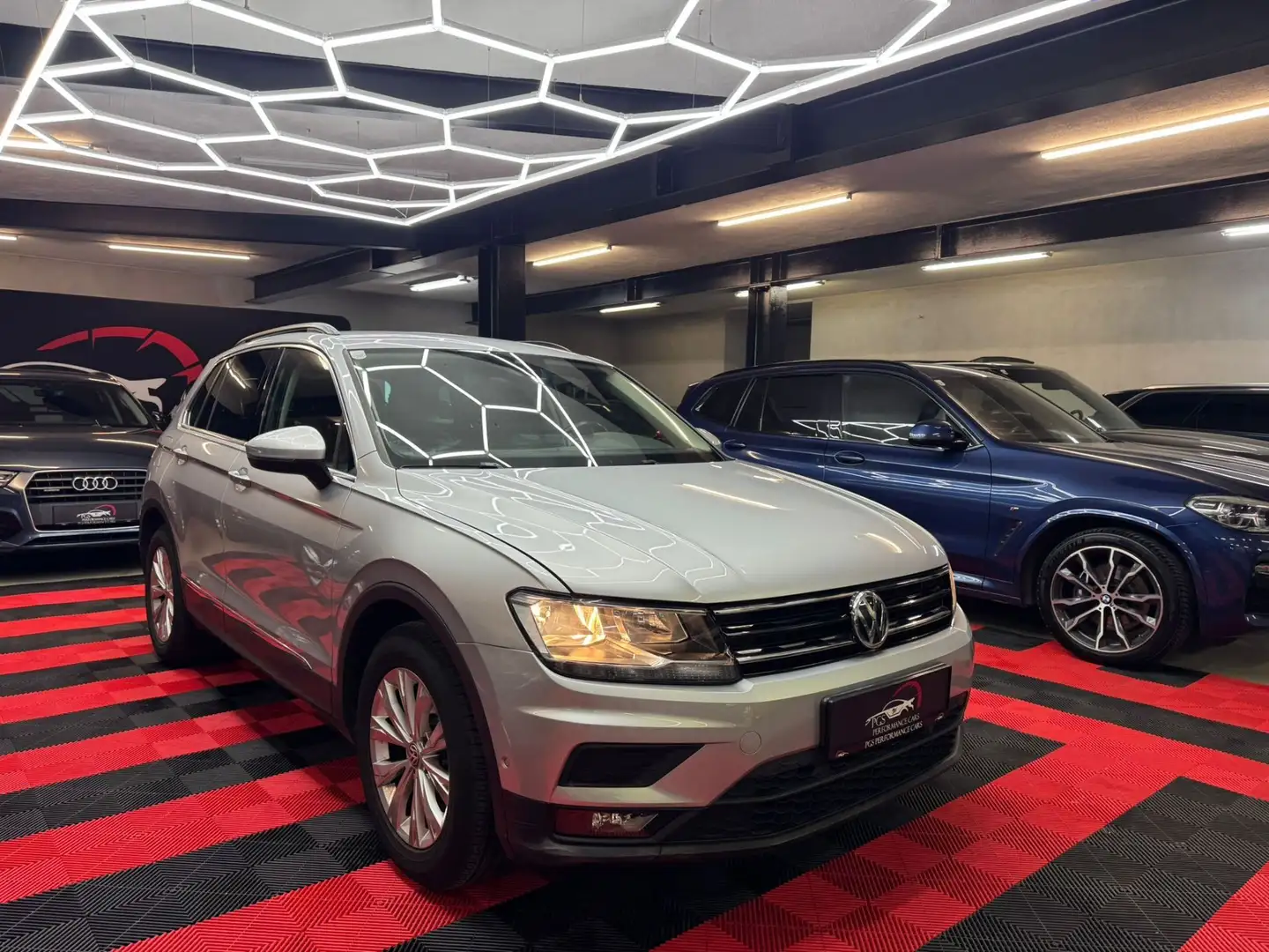 Volkswagen Tiguan 2,0 TDI SCR Comfortline Silber - 1