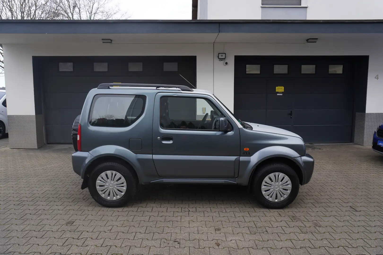 Suzuki Jimny Jimny 1.3 Club 4WD+SERVO+ZV+AHK+1.Hand+Org.122.Tkm Grau - 2