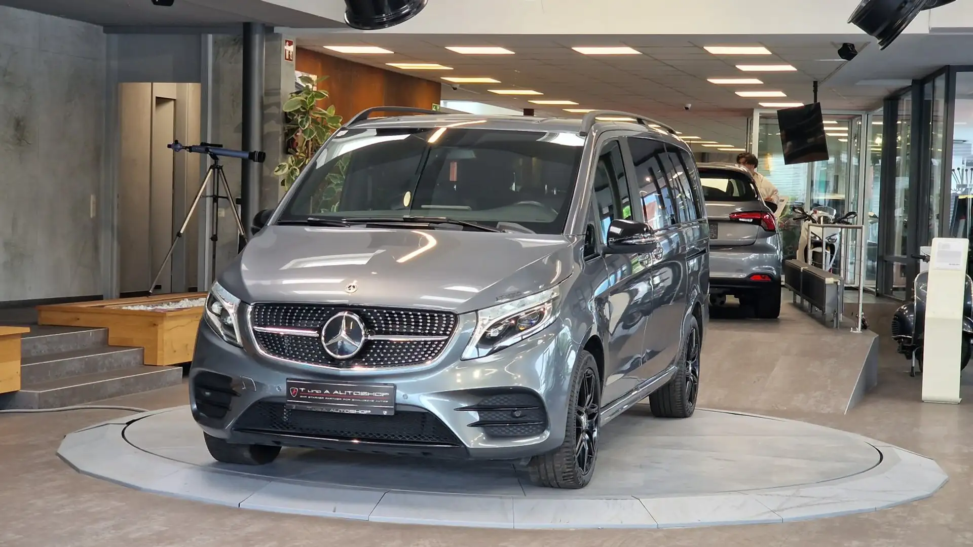 Mercedes-Benz V 300 d Lang 4Matic 7-Sitzer AMG-Edition Aut. Grau - 2