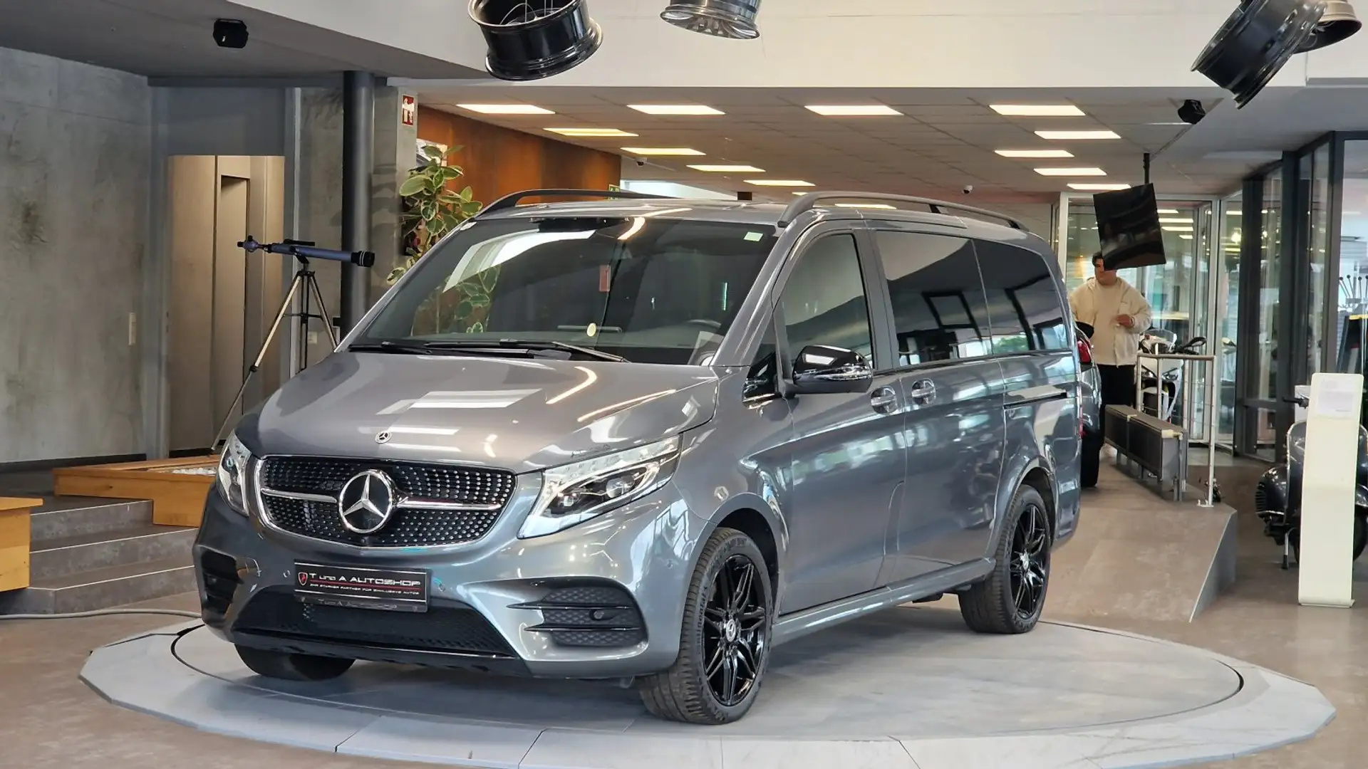 Mercedes-Benz V 300 d Lang 4Matic 7-Sitzer AMG-Edition Aut. Grau - 1