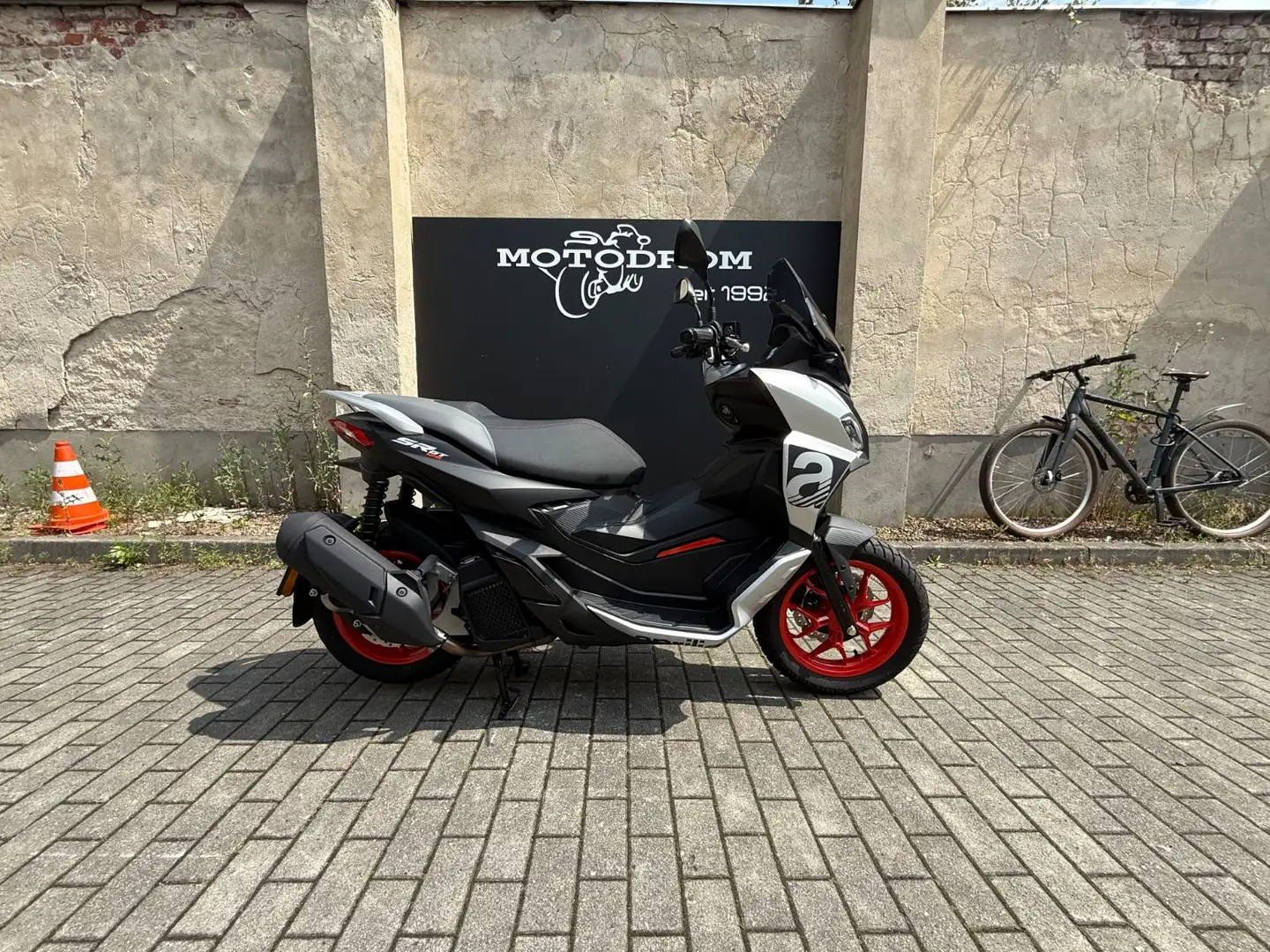 Aprilia SR 125 GT ABS Срібний - 1