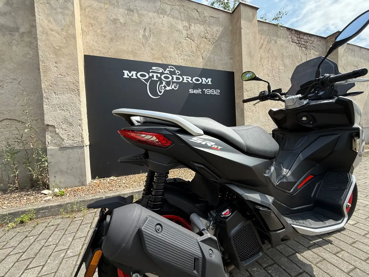 Aprilia SR 125 GT ABS Срібний - 2