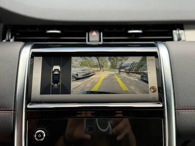 Land Rover Discovery Sport view 11