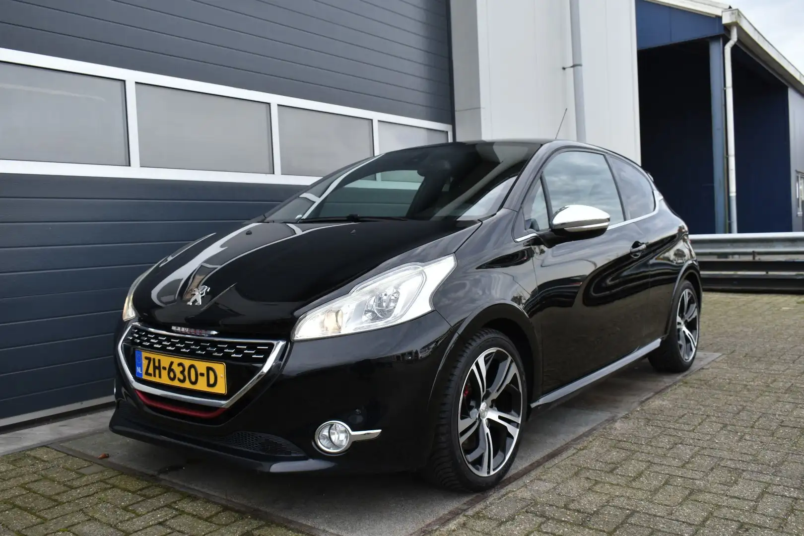 Peugeot 208 1.6 THP GTi Zwart - 1